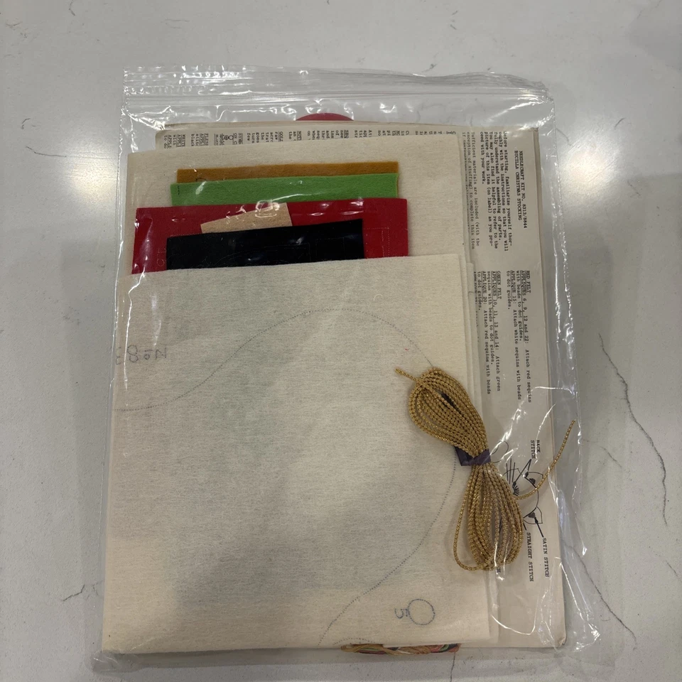 Kit de meias Bucilla Natal bordado Papai Noel gato lareira joias vintage - Imagem 2 de 4