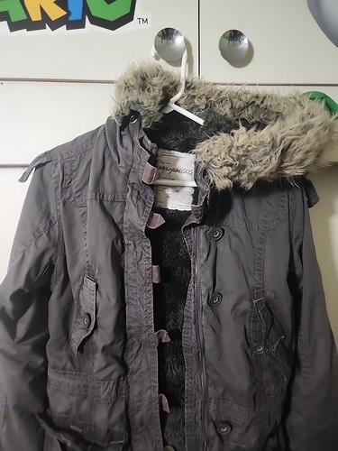 Aeropostale grau und Kunstfell Kapuze Jacke Damen Mantel Größe M. RIPP AM INNENARM - Bild 2 von 17