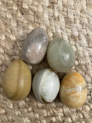 5 Alabaster/Onxy Marble Stone Eggs 5cm Height - Image 1 of 4