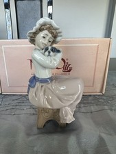 NAO LLADRO PORCELAIN FIGURINE