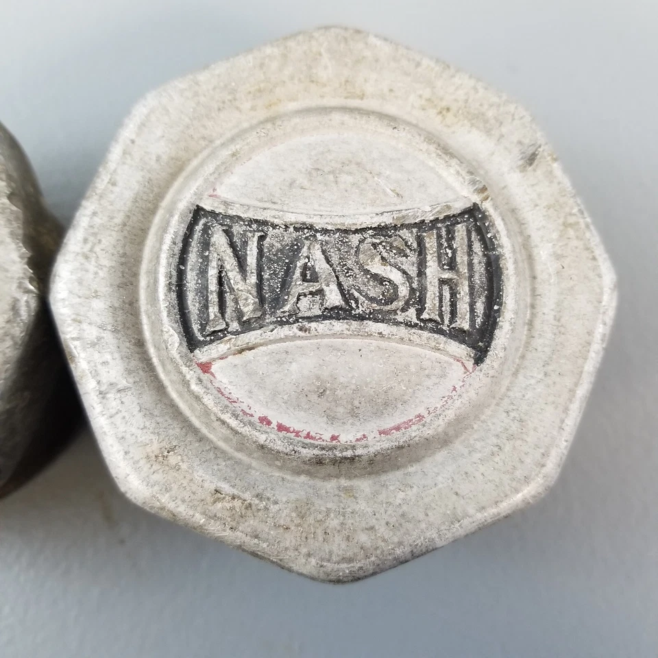 LOTE DE 2 TAPAS DE TUERCAS DE CUBO DE EJE DE RUEDA DE AUTOMÓVIL NASH DE COLECCIÓN DE LA DÉCADA DE 1920 CUBIERTAS DE GRASA CONTRA POLVO Foto 2 de 4
