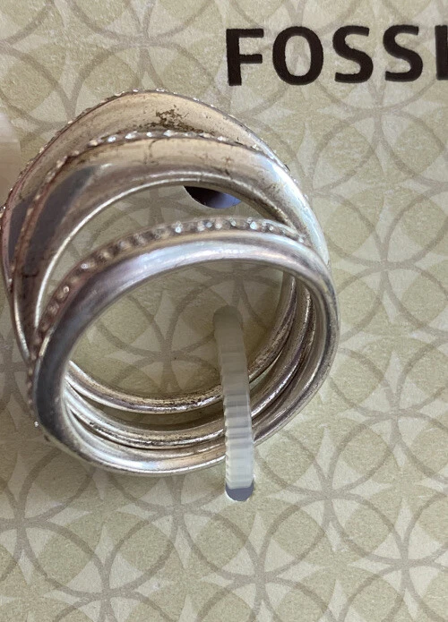 Anillo apilable tono plata fósil cristal transparente talla 8 Foto 3 de 4