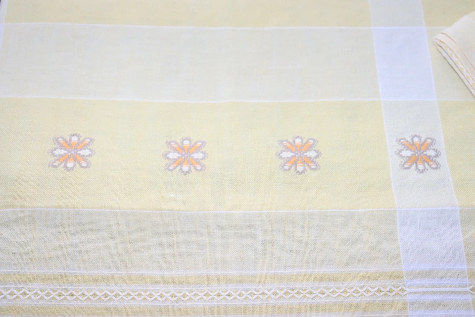 Ancienne nappe,serviette jaune  à motifs de Fleurs  linge ancien ,rectangulaire  - Photo 2/3
