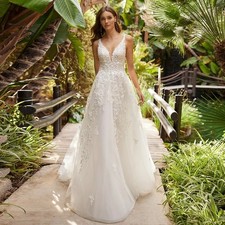 Luxury A-Line Wedding Dresses V-Neck Spaghetti Straps Lace Applique Bridal Gowns