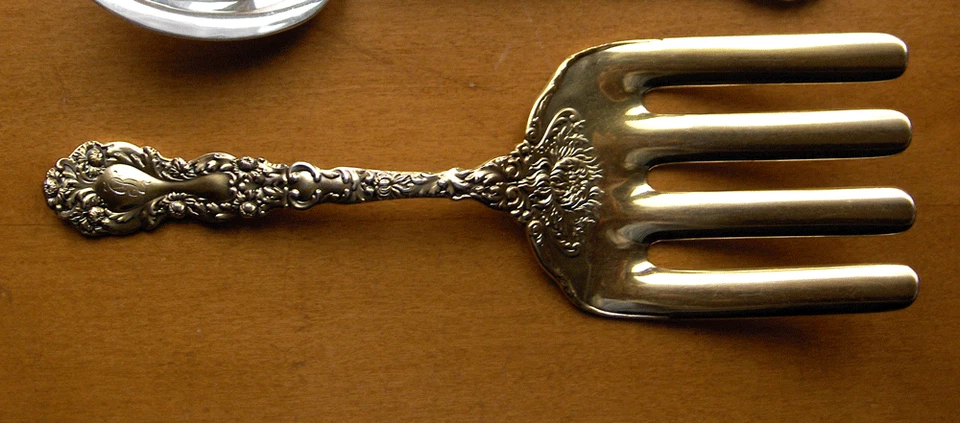 Gorham Imperial Chrysanthemum sterling silver asparagus fork~Gold wash~1894 Foto 2 de 4