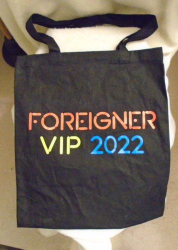 Foreigner VIP 2022 Concert Bag with 2 mini vinyl records - Afbeelding 1 van 7