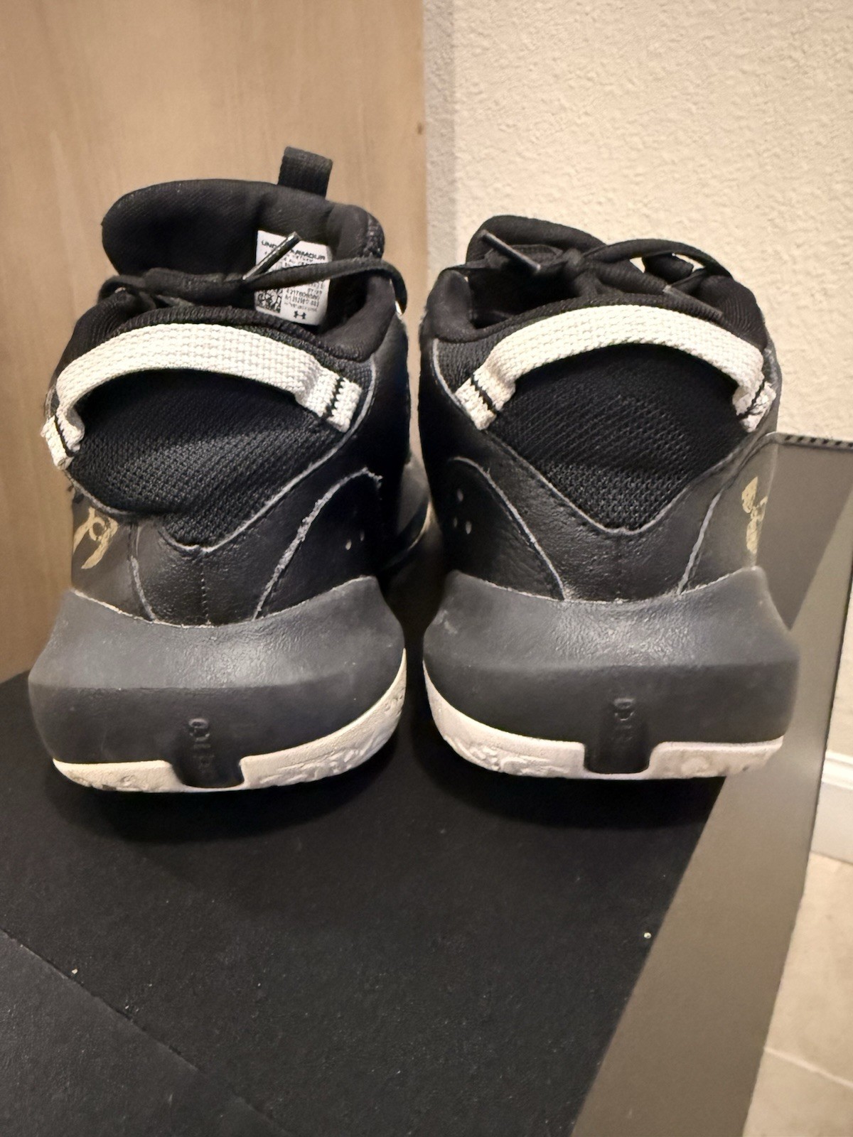 Under Armour Size 7y Black thumbnail 4