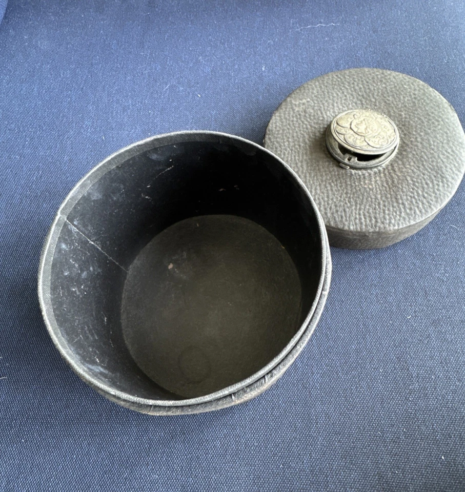 Antigua caja de cuello de cuero con tapa abatible para tachuelas fecha de patente 27 de mayo de 1890 Foto 4 de 4