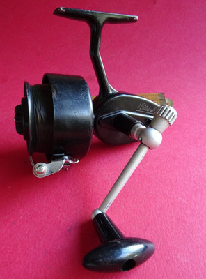A GOOD VINTAGE MITCHELL 306 SPINNING REEL