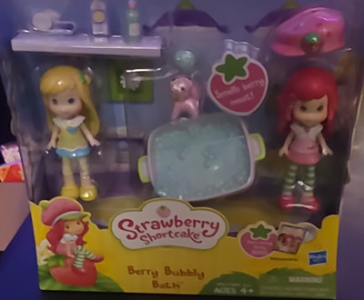 Hasbro Strawberry Shortcake Berry Bubbly Bath Scented Doll Playset 2010