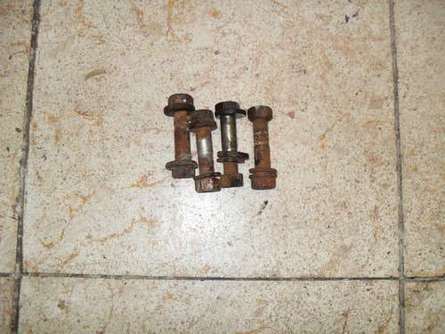 VW Scirocco 2 53B Schrauben vom Stoßdämpfer mit Sturz einstel.