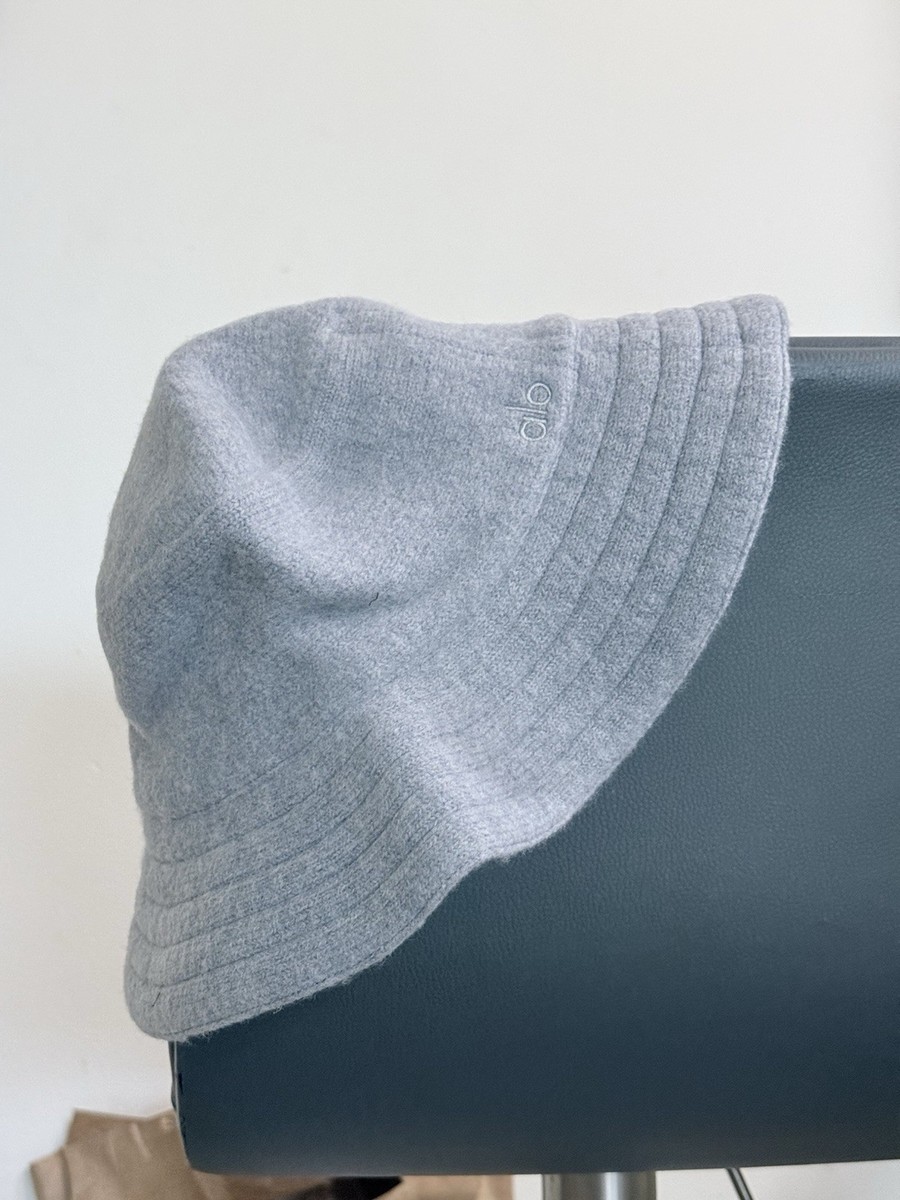【新品・未使用】Alo yoga（アローヨガ）ニット帽　ブルーグレー Alo Yoga Womens Merino Wool Soft Knit Bucket Hat Size OS Hazy