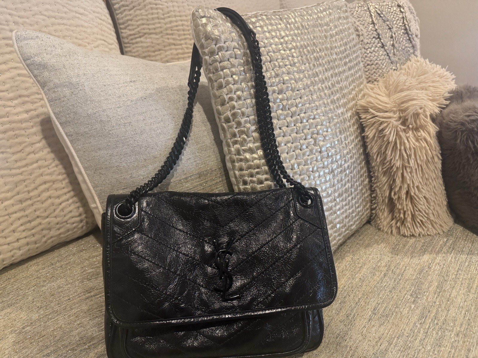 YSL Saint Laurent Borsa a tracolla Niki media con patta a catena in pelle trapuntata Nera