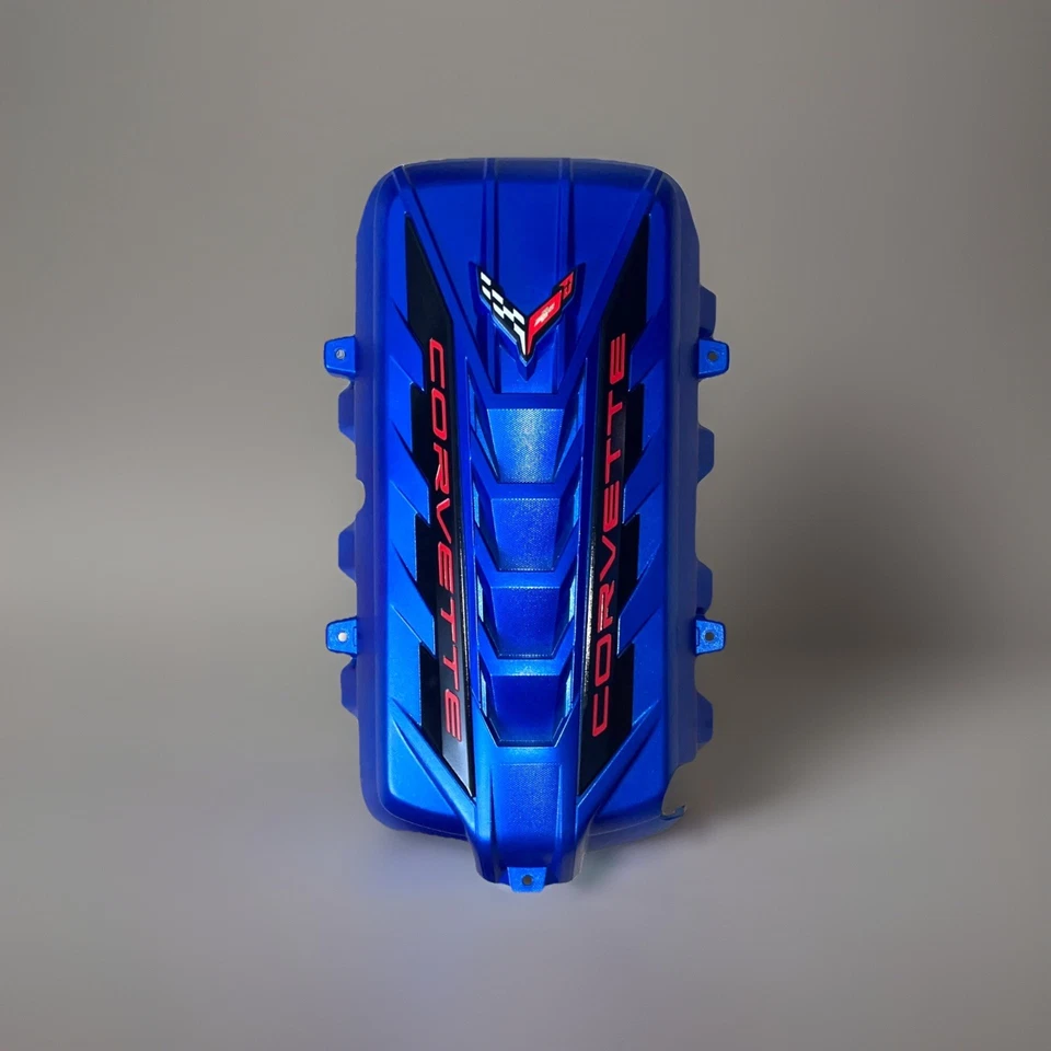 C8 Corvette 6.2L Engine Cover - Elkhart Lake Blue, Black Side Trim, Red Letters - Bild 1 von 1