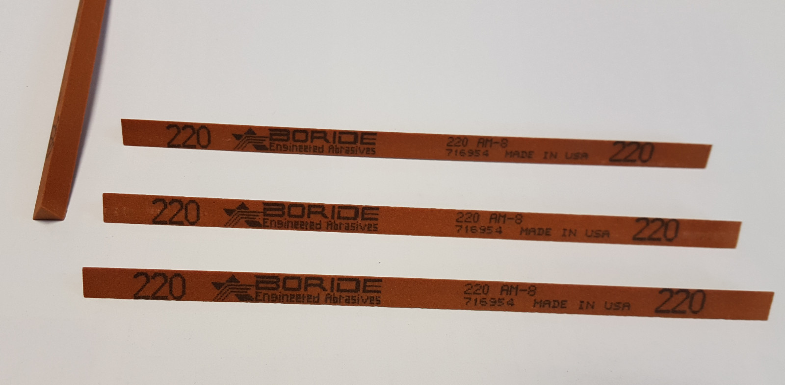 Pierre à polir EDM triangle 020554 AM8 abrasif grain 220 aluminium
