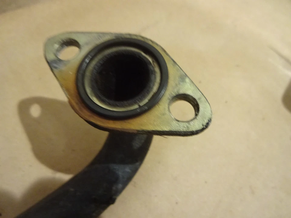 Lamborghini Diablo - Tubo de salida de aceite del motor - P/N 001537292 Foto 2 de 4