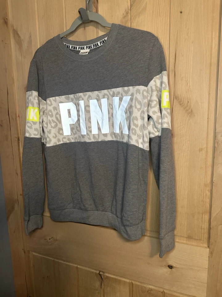 Sudadera ROSA Victoria's Secret GRIS/BLANCA Bloques de Color/Leopardo LOGO DELETREADO S Foto 2 de 4