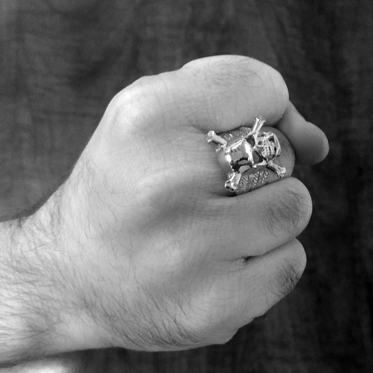 Anillo de motociclista de plata de ley con calavera y huesos para hombre Foto 3 de 4