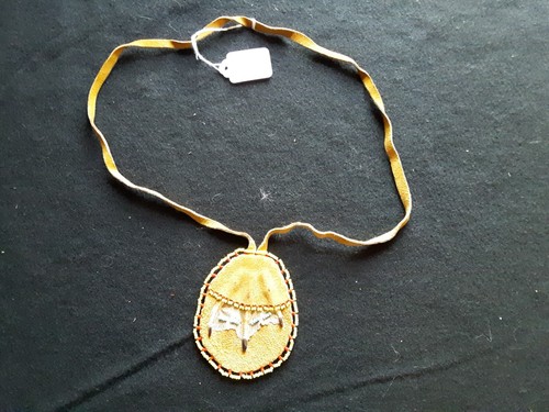 COLLANA DI PERLINE NATIVI AMERICANI, CON CIONDOLO IN PELLE DI PERLINE OTT-1124*08623
