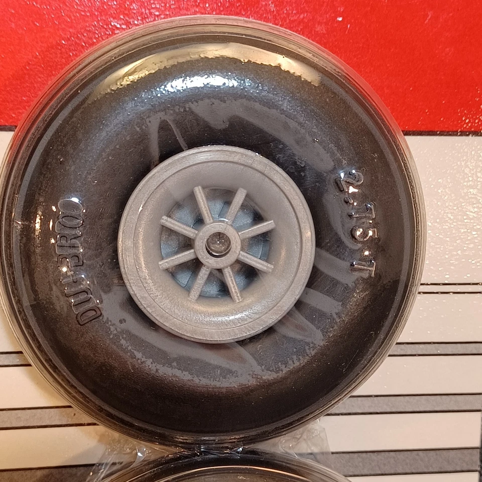 Ruedas pisadas Du-Bro 2-3/4" DUB275T Foto 3 de 4