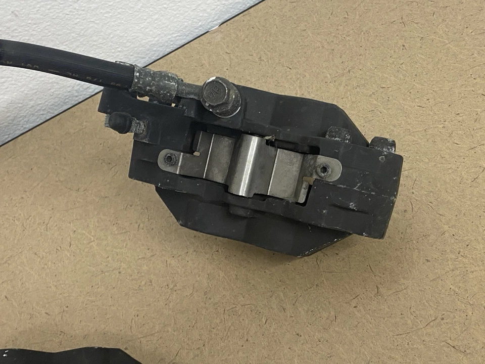 Pinza de freno delantera izquierda y derecha Suzuki GSXR 600 1996-2000 con cilindro maestro Foto 4 de 4