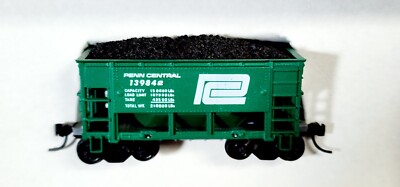Penn Central Railroad 26' Ore Car w/ Load & Kadee 139842 Roundhouse 1426 RTR HO