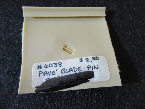 Vintage Pave Clear Rhinestone Blade Brooch Pin OOOPS A NOS Gold Tone - Picture 3 of 3