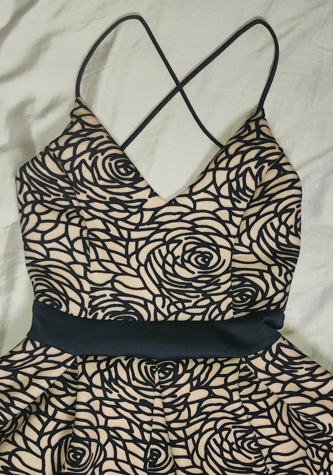 Vestido para mujer Agaci floral ajustado y acampanado sin mangas talla mediana color beige Foto 3 de 4