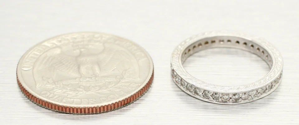 Anillo vintage de oro blanco de 18 k con banda de eternidad de diamantes de 1 quilate Foto 3 de 4