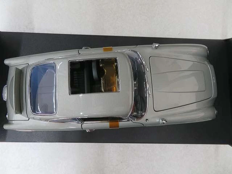 AUTOART James Bond 007 Goldfinger Aston Martin DB5 1/18 Scale Diecast Model Car - Image 4 of 4
