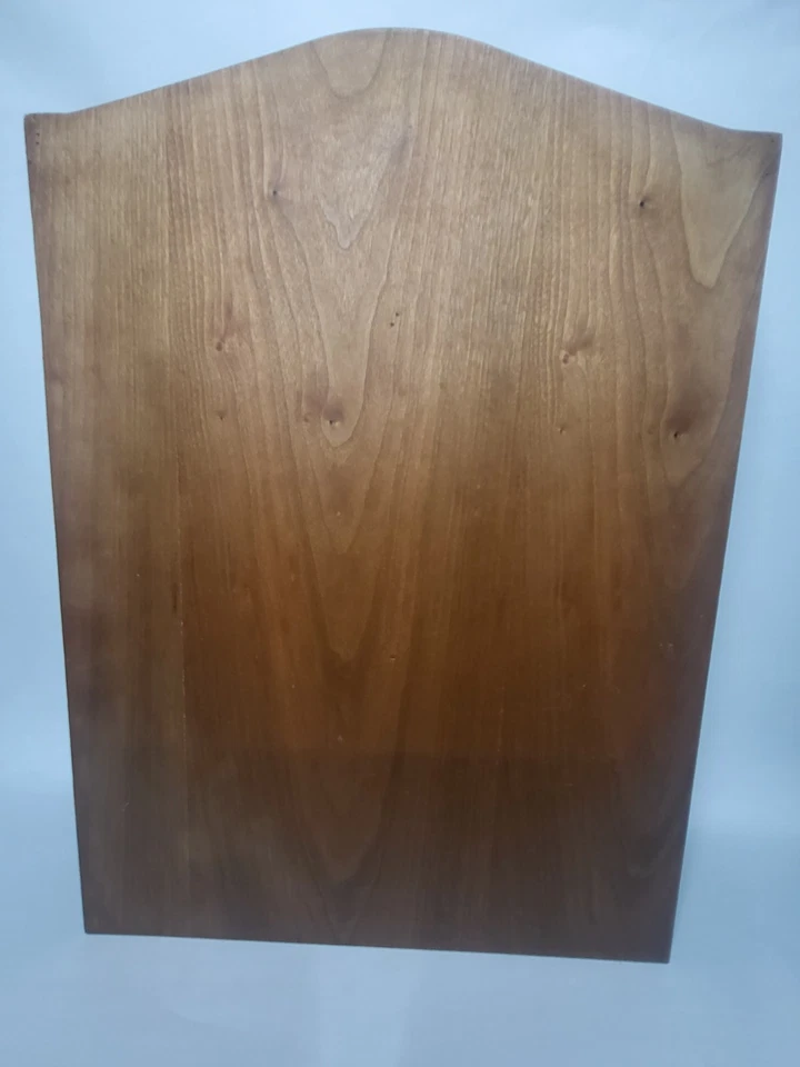 Pequeño estante de pared o escritorio de nogal macizo de tres teir con recorte de corazón Foto 3 de 4