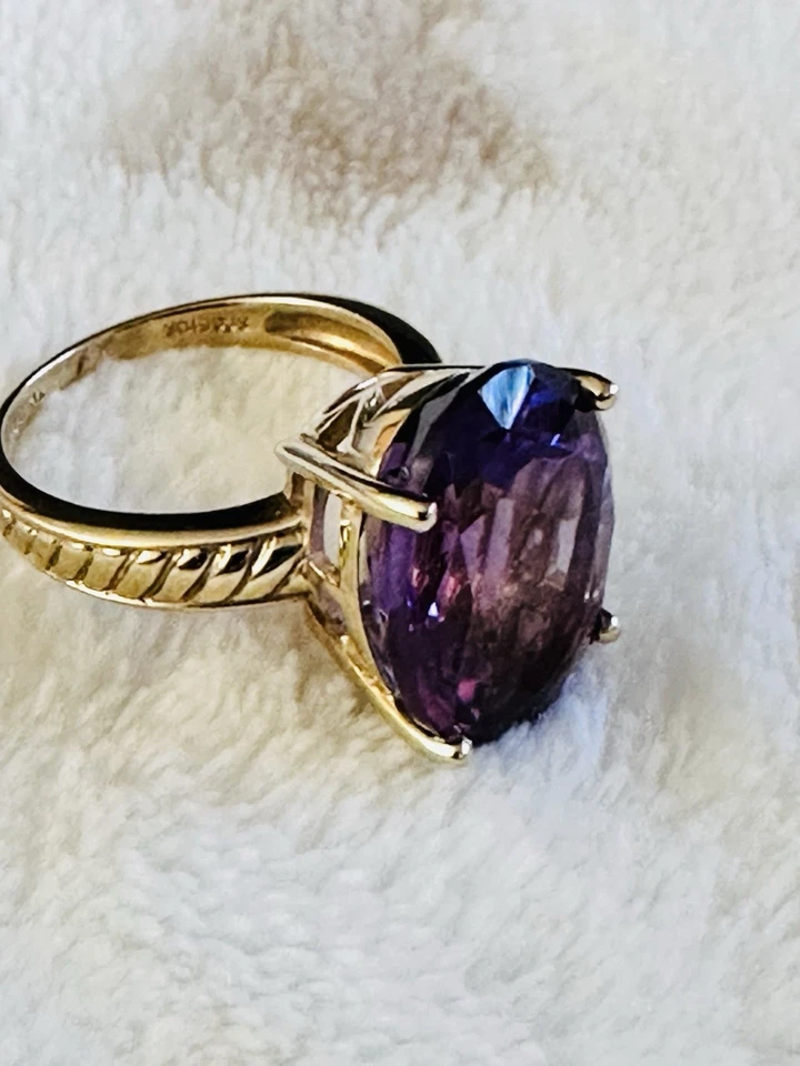 10K gold ring with a large, oval-shaped amethyst gemstone. Ring size possibly 6. - Image 2 of 4