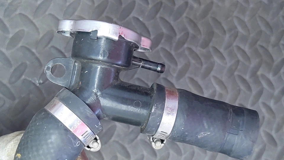 06 Honda Cbr1000rr OEM tapa de radiador y cuello de llenado 19039-MEL-003 / 19037-GEE-710 Foto 3 de 4