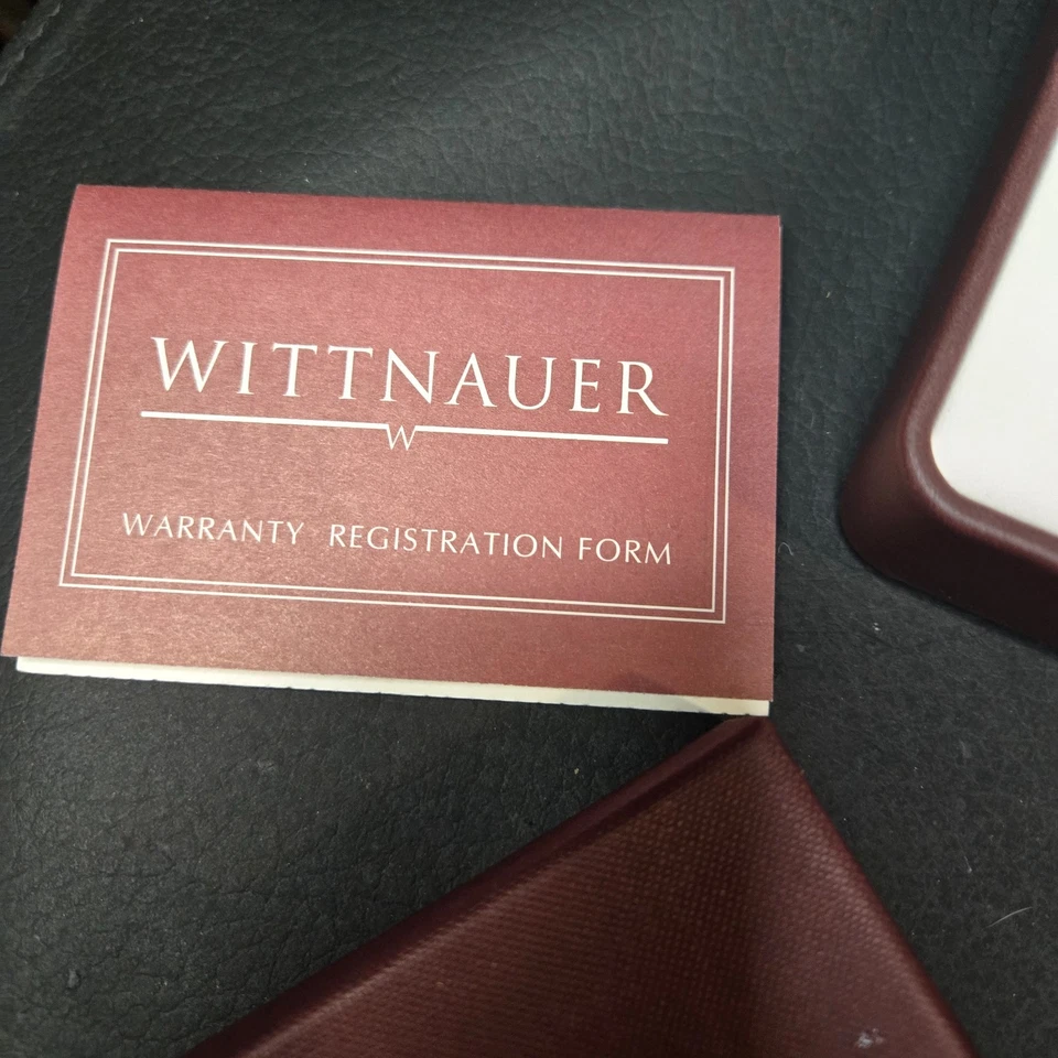 Подлинная коробка для презентаций и хранения WITTNAUER — темно-бордовая и золотистая с документами - Изображение 4 из 4