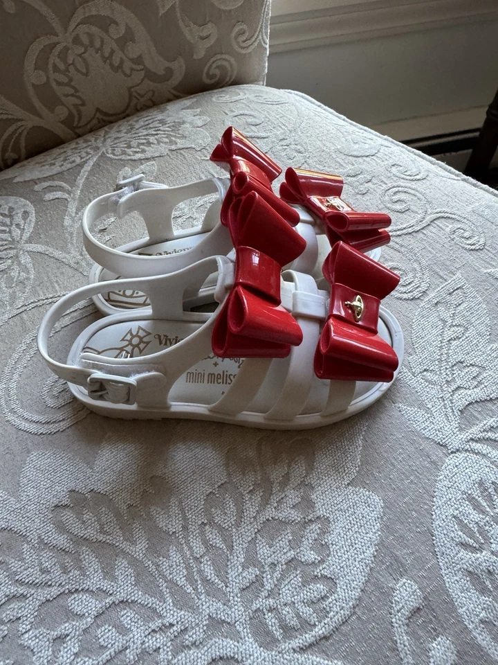 Vivienne Westwood x Mini Melissa Zapatos de Jalea Blanca con Arcos Rojos Niño Pequeño 9 Foto 2 de 4