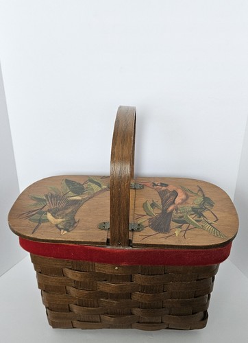 Cestino da picnic vintage in legno intrecciato con coperchio e manico. Cardinal Birds. Disegnato a mano. 1964 - Foto 2 di 23
