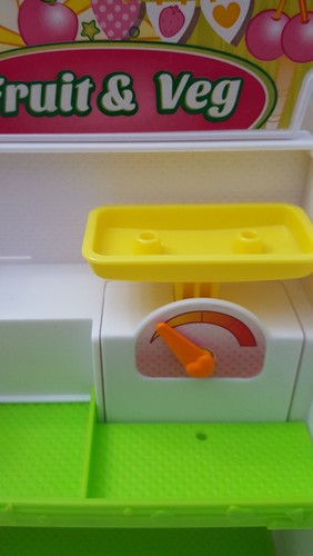 Shopkins Easy Squeezy Fruit & Veg Stand Playset Season 1 - Picture 8 of 12