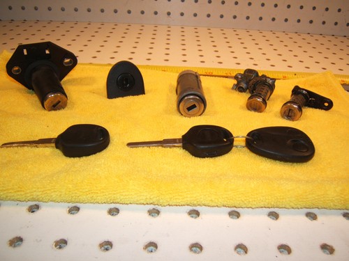 Saab 96 900 doors/ hatch/ ignition/ Glove Locks 1 Set with 2 key & Saab 1 Remote - Picture 1 of 12