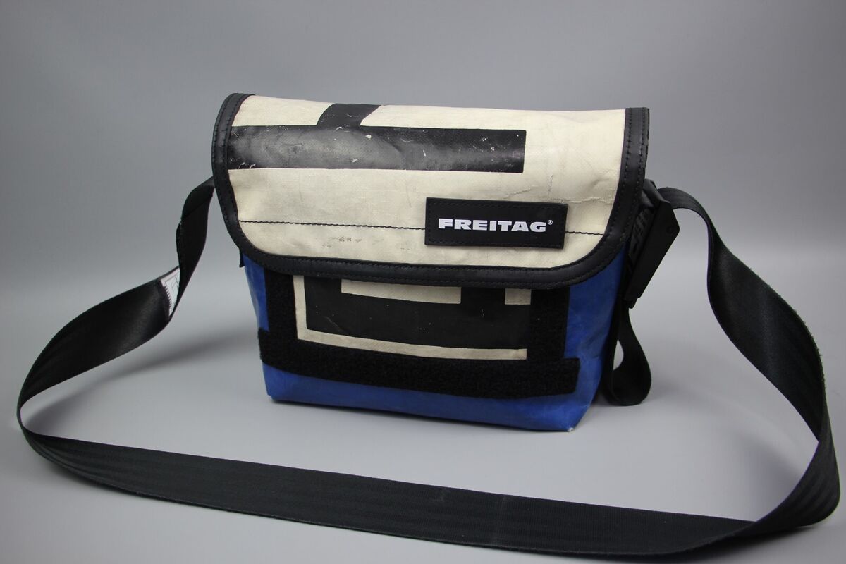 FREITAG F41 Vintag Messenger Blue/White Used Pvc bag Size FREITAG F41 Vintag Messenger Blue/White Used Pvc bag Size
