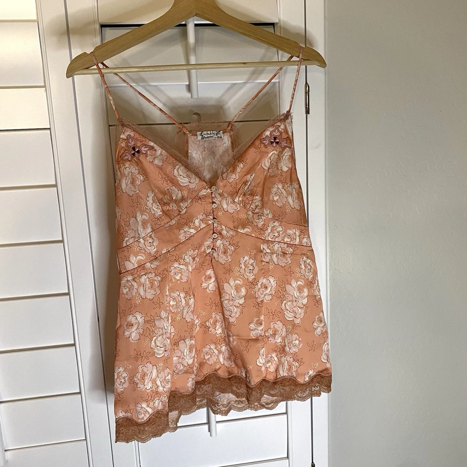 NUEVO FREE PEOPLE ÍNTIMAMENTE MELOCOTÓN/ROSA BORDADO SATINADO DORMIR CAMI PEQUEÑO ENCAJE Foto 2 de 4
