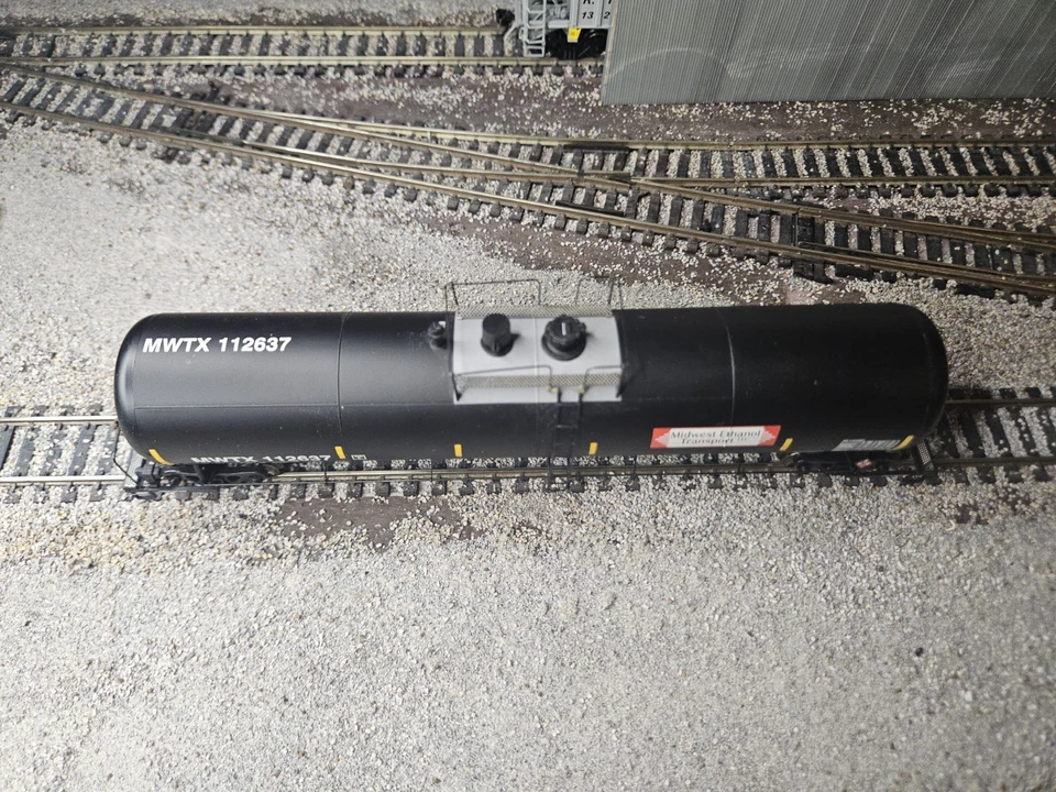 CS Athearn 3-Pack RTR 30K Ethanol Tank Cars Midwest Ethanol Transport MWTX - Image 3 of 4