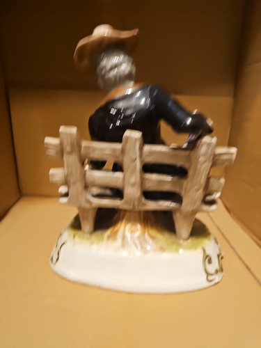 VINTAGE CAPODIMONTE FIGURINE "TRAMP ON A BENCH" - Picture 7 of 9