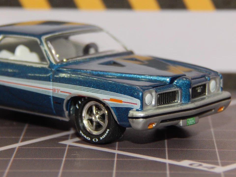 '73 1973 Pontiac Lemans GT Blue White trim & interior 1/64 Diorama Model MINT - Image 3 of 4