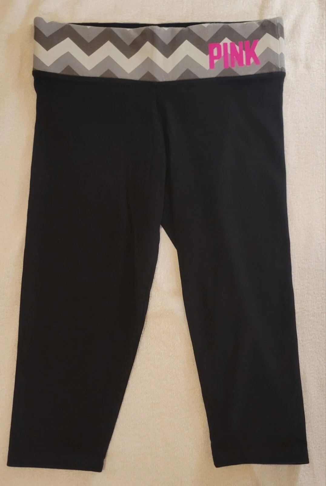 victoria-secret-vs yoga logo cropped leggings