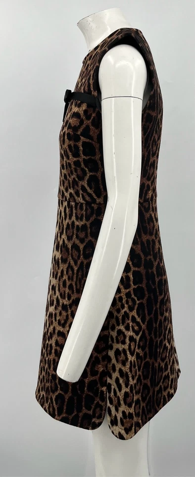 Vestido Boutique Moschino marrom estampa de leopardo mistura de lã sem mangas arco-sotaque tamanho 6 - Imagem 2 de 4