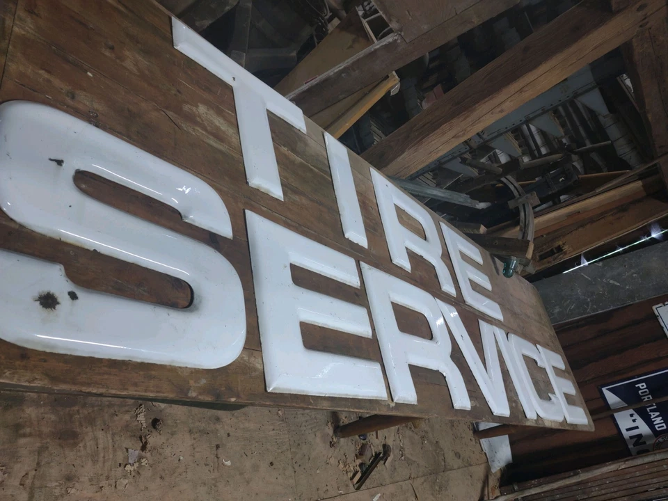 Letrero de servicio antiguo o vintage, porcelana sobre letras de acero, coche y neumáticos Foto 4 de 4