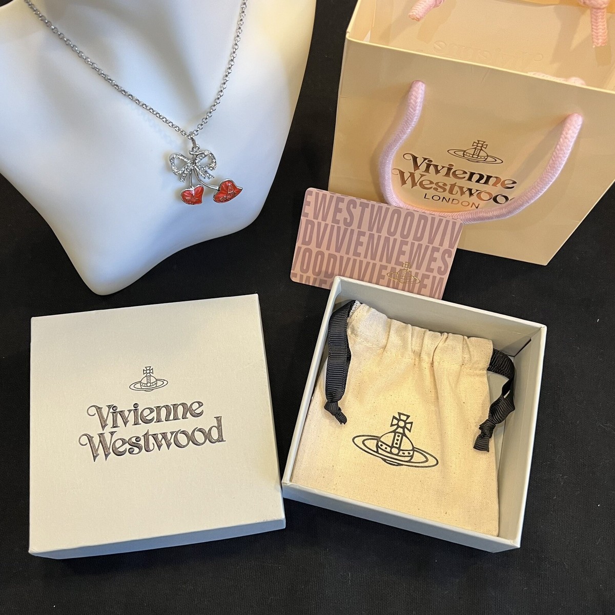 Vivienne Westwood
ヴィヴィアンウエストウッド
ロゴ ベレー帽 Vivienne westwood diamante orb pendant necklace