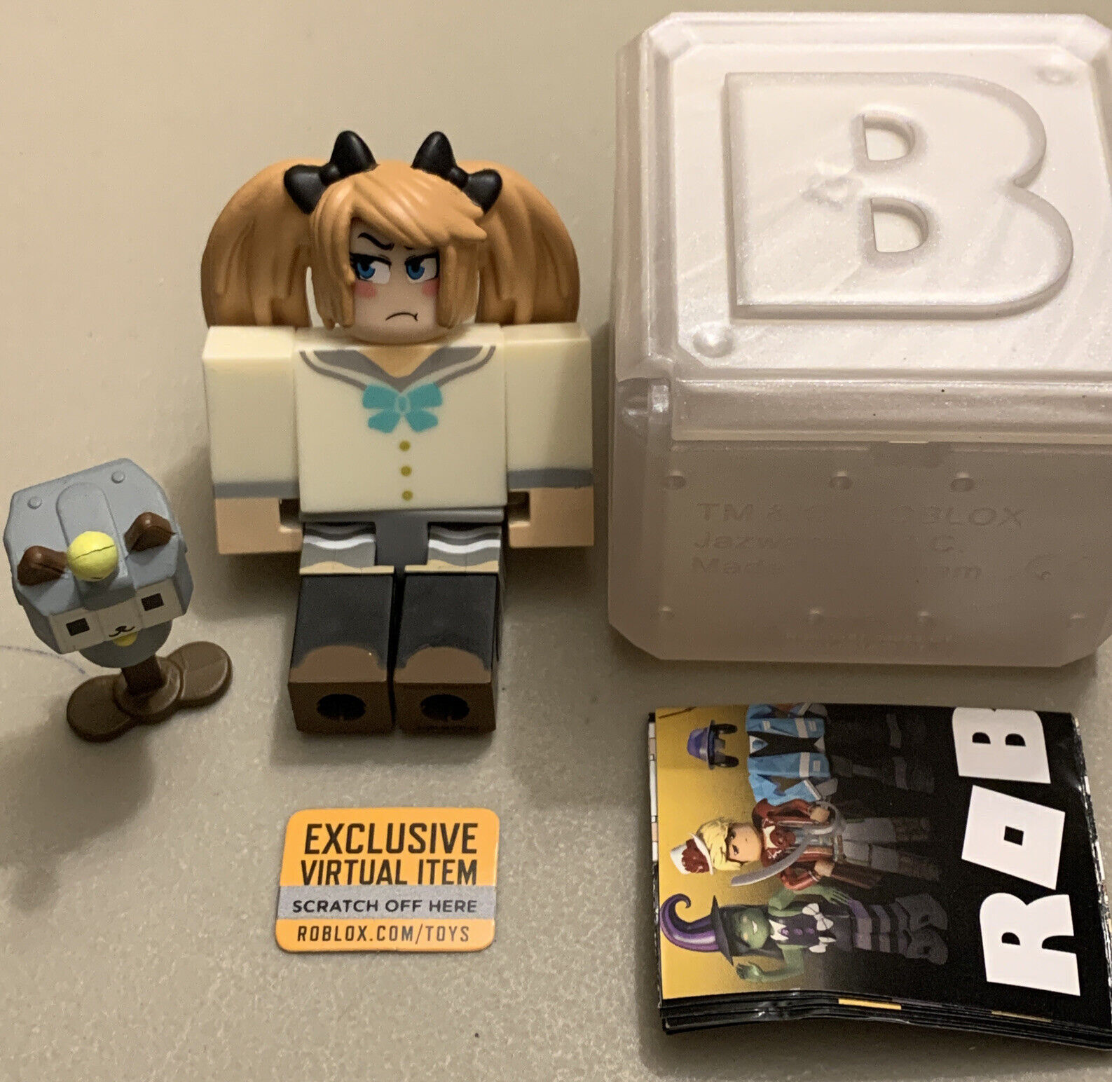 Roblox Series 10 Creator Sparkling's Friendly Wink CODE MESSAGED