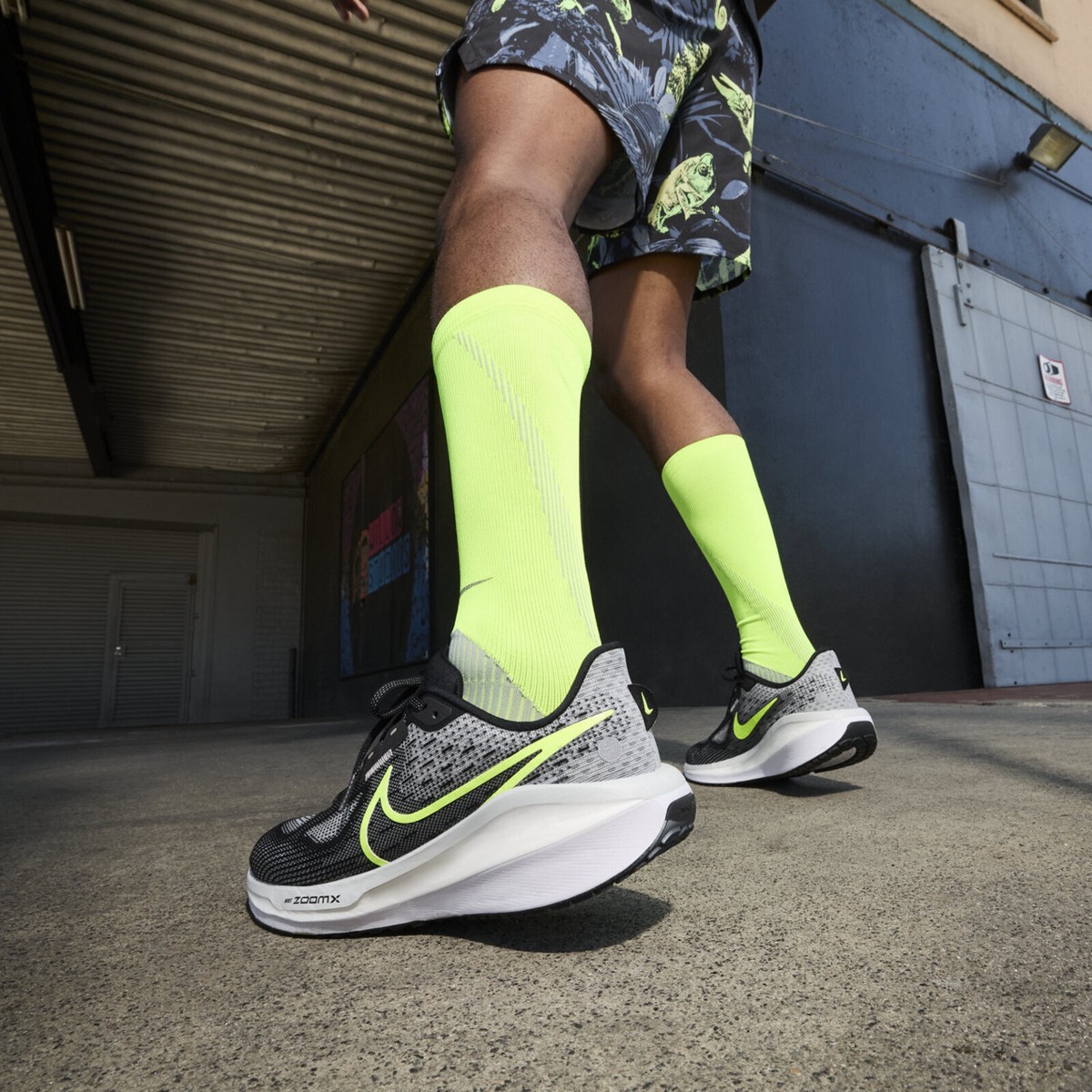 Nike Vomero 17 [FB1309-001] Men Running Shoes Black/Volt-Lt  display picture 1
