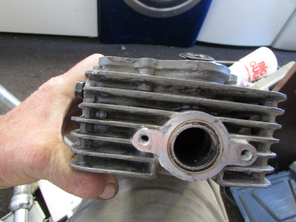 1985 Suzuki DR 100 DR100 engine cylinder head - Image 3 of 4